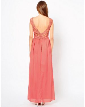 roz-makre-forema-me-dantelenio-korsaz