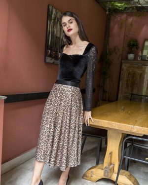 mavro-veludeno-kormake-me-dantelota-manekia